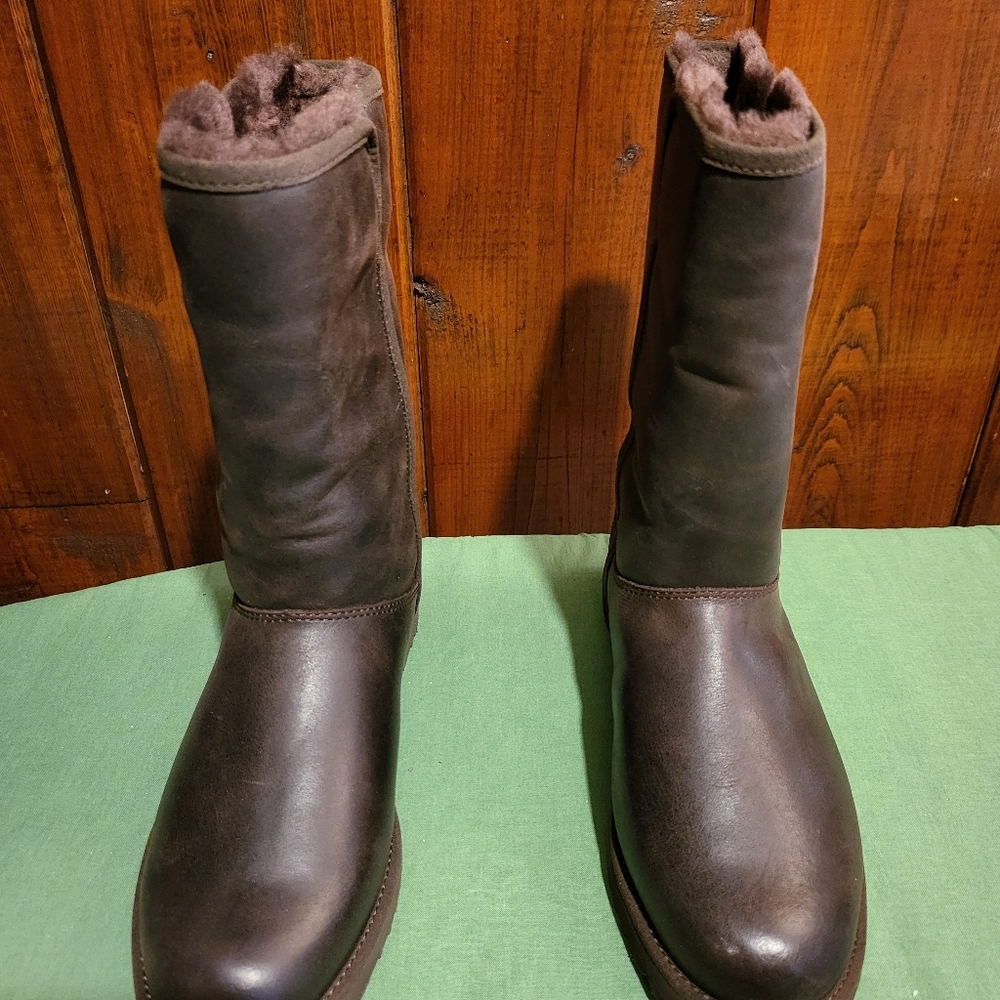 UGG W Michelle Leather boots. Brown, size 6.5 Never Worn, Original box